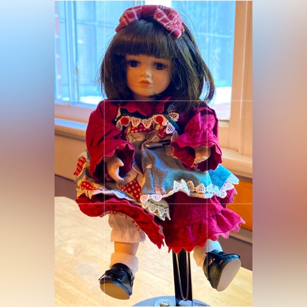 Marie Osmond Young Love Rose Bud Porcelain Doll 7,5” With stand
